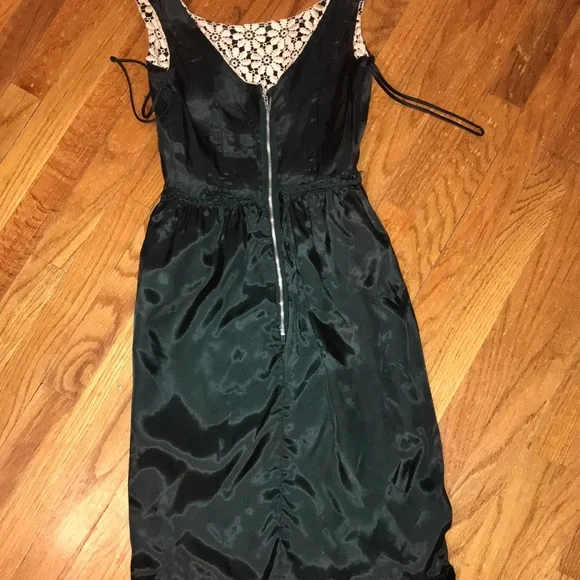 1970s Green Velvet/Creme Embroidery Overlay Mini Dress sz Small - Picture 6 of 9